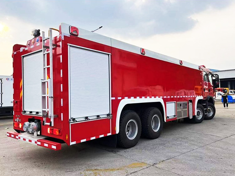 重汽豪沃25噸水罐消防車