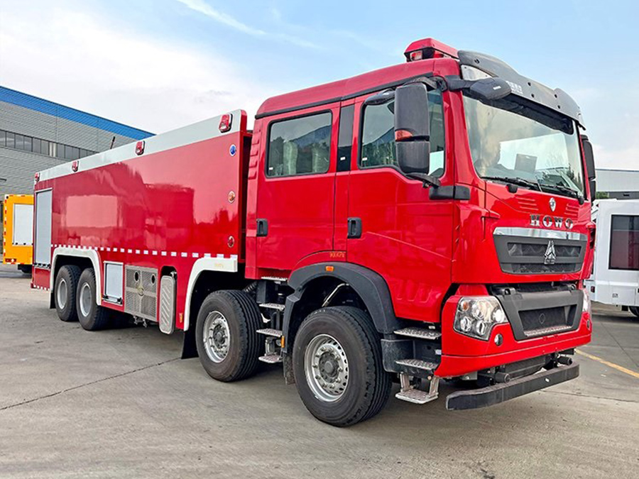 重汽豪沃25噸水罐消防車
