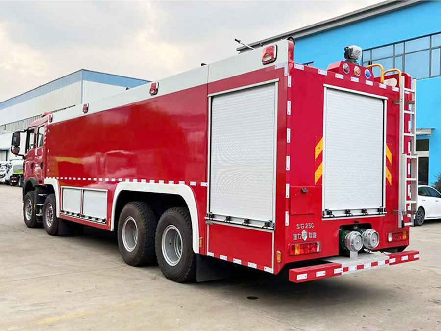 重汽豪沃25噸水罐消防車