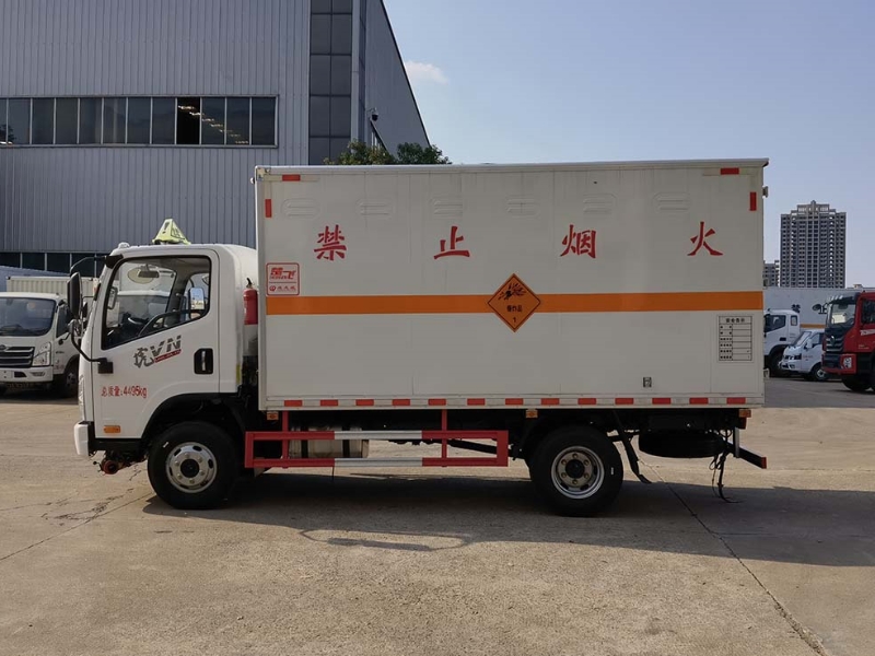 解放藍(lán)牌4.1米爆破器材運輸車