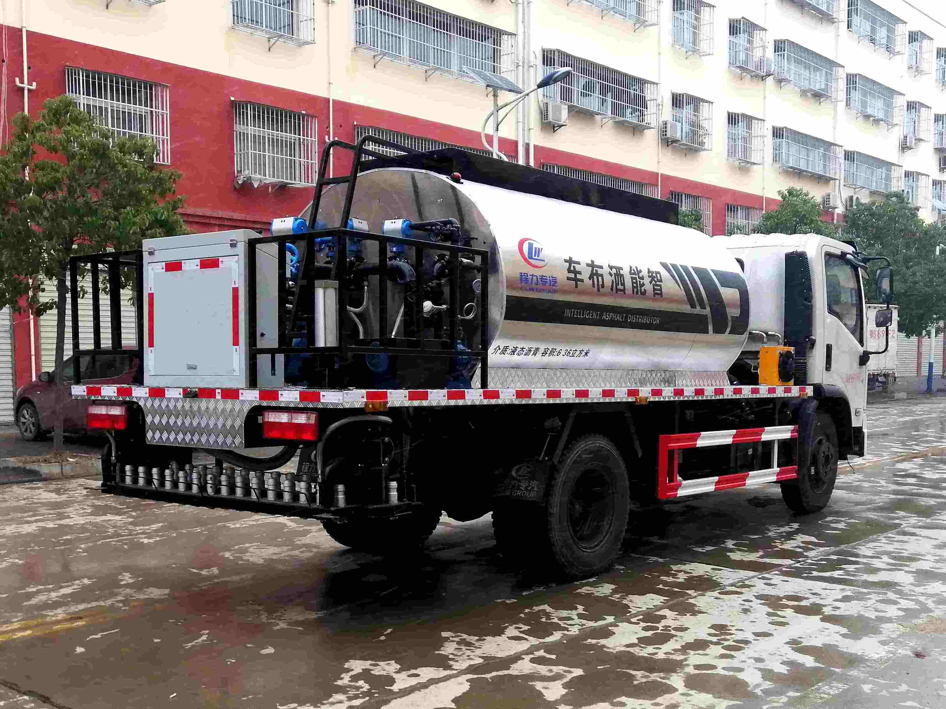 東風(fēng)7方瀝青灑布車